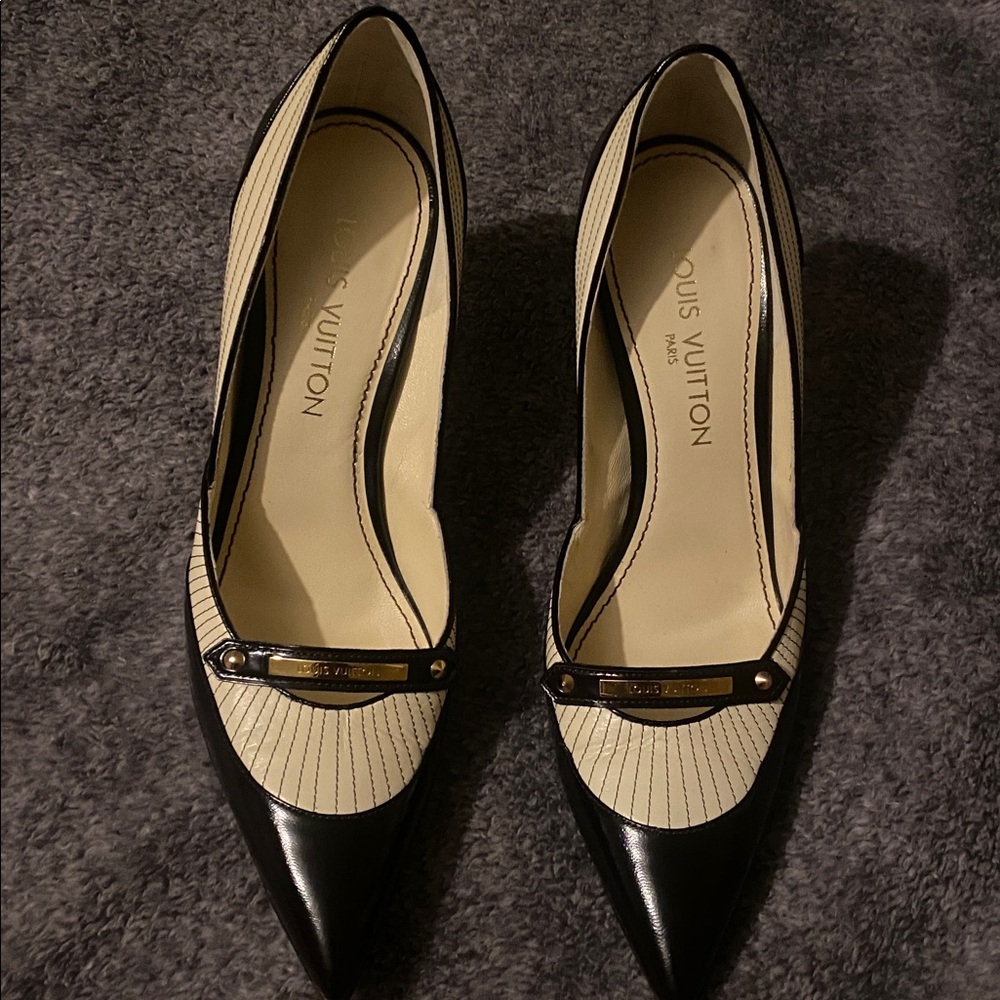 Louis Vuitton Black and Cream Pointed Pumps